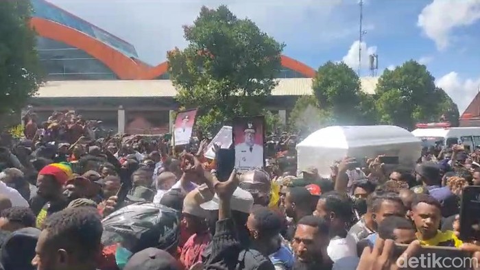 Jenazah Lukas Enembe Diarak Warga ke Tempat Persemayaman di Jayapura