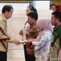 Jokowi Bagikan Sertifikat Tanah