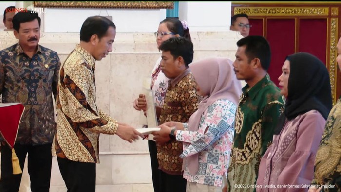 Jokowi Bagikan Sertifikat Tanah