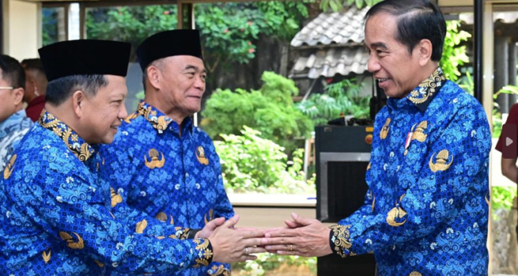 Jokowi Naikkan Gaji PNS 8% di 2024, Jadi Segini!