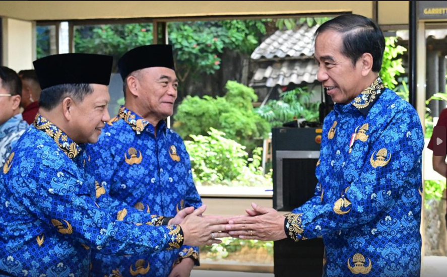 Jokowi Naikkan Gaji PNS 8% di 2024, Jadi Segini!