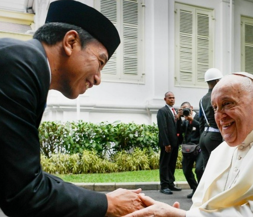 Paus Fransiskus Unggah Momen Disambut Jokowi Saat Kunjungan di Istana