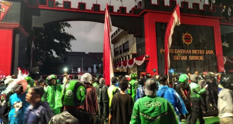 Massa dari ojek online (Ojol) menggeruduk Mako Brimob Jakarta, Kamis (28/8/2025).