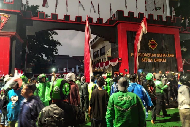 Massa dari ojek online (Ojol) menggeruduk Mako Brimob Jakarta, Kamis (28/8/2025).