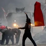 Pengunjuk rasa melakukan aksi di depan Markas Komando Brimob Polda Metro Jaya, Kwitang, Jakarta, Jumat (29/8/2025).