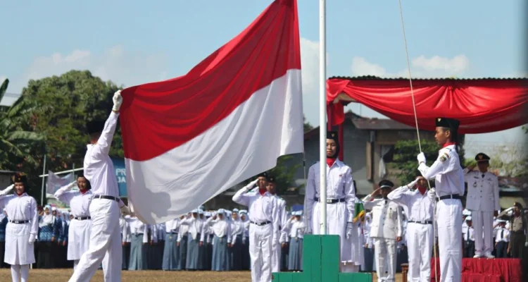 Ilustrasi pengibaran bendera merah putih sebagai wujud nasionalisme.