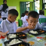 Ilustrasi murid menikmati makan bergizi gratis