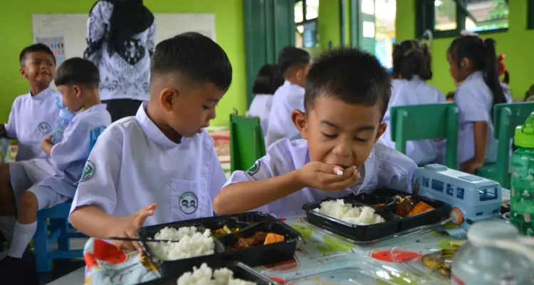 Ilustrasi murid menikmati makan bergizi gratis