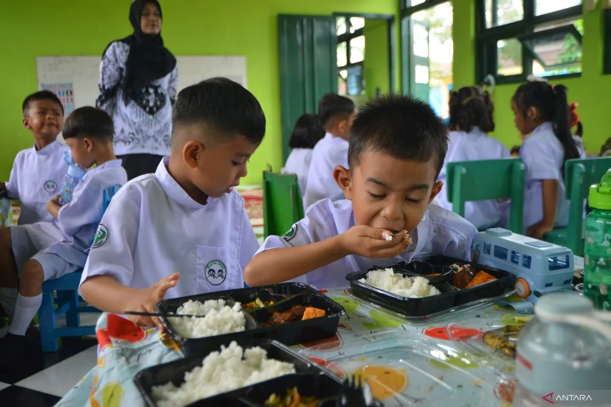 Ilustrasi murid menikmati makan bergizi gratis