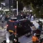 Mobil lapis baja milik Brimob diamuk massa usai menabrak seorang driver ojek online (ojol) hingga meninggal dunia di Tanah Abang, Jakarta Pusat, Kamis (28/8) malam. (Istimewa)