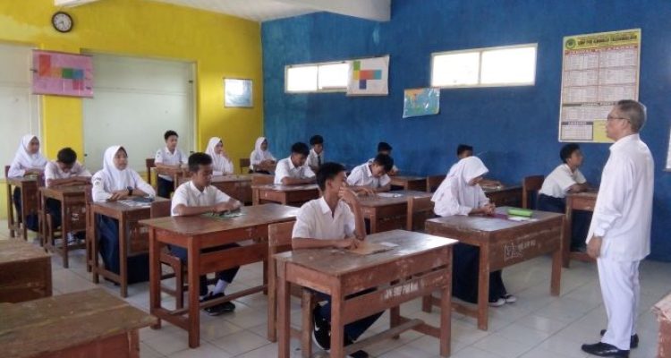 Ilustrasi, guru saat sedang mengajar di sekolah
