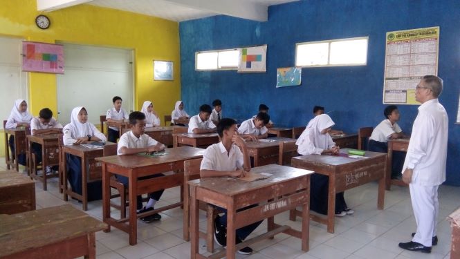Ilustrasi, guru saat sedang mengajar di sekolah