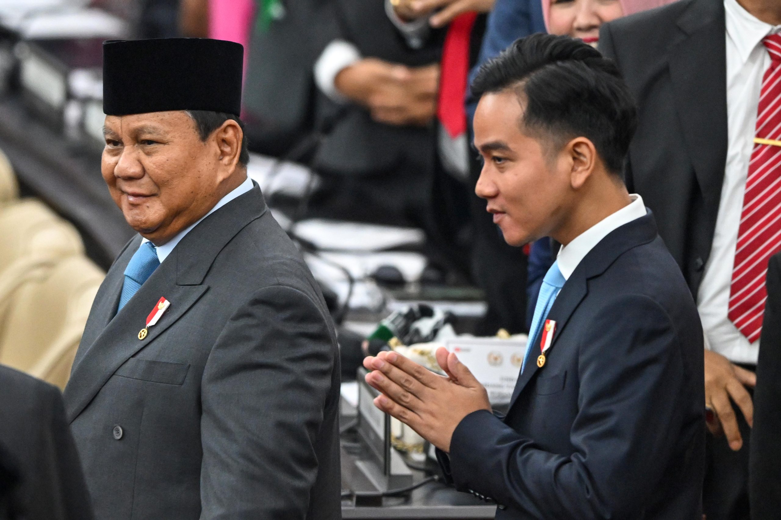 Presiden Prabowo Subianto (kiri) bersama Wapres Gibran Rakabuming Raka (kanan) tiba untuk mengikuti Sidang Tahunan MPR RI dan Sidang Bersama DPR-DPD RI Tahun 2025 di Gedung Nusantara, Kompleks Parlemen, Jakarta, Jumat (15/8/2025). (Sumber: ANTARAFOTO)