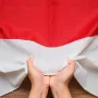 Ilustrasi kesakralan bendera merah putih melawan bendera bajak laut