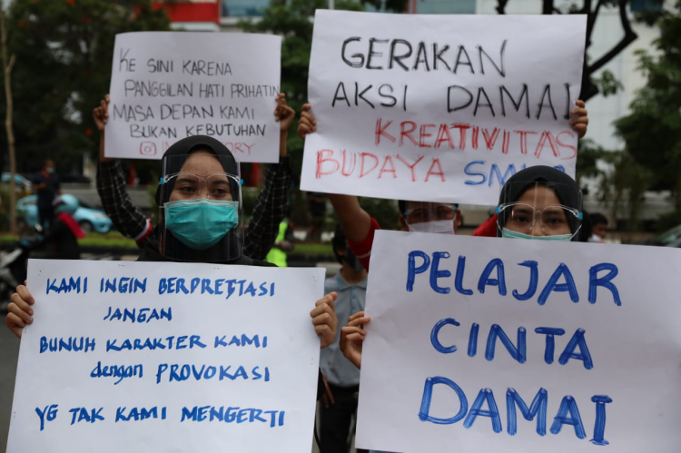 Sejumlah pelajar melakukan aksi damai menolak provokasi.