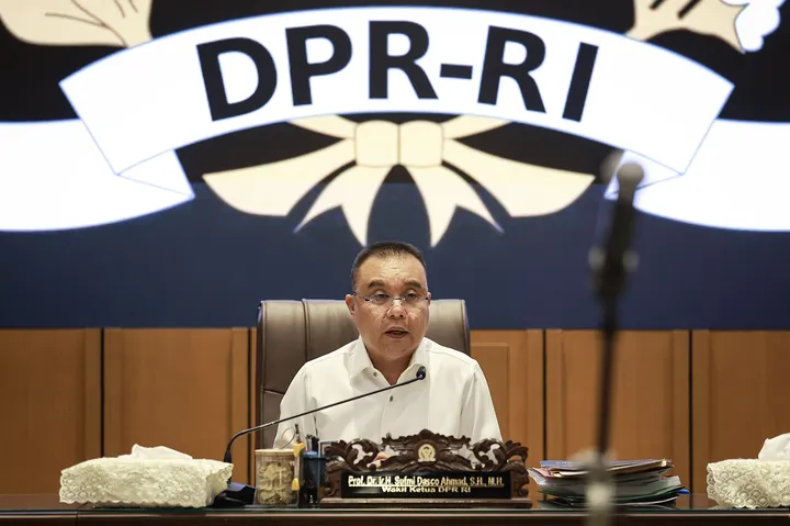 Wakil Ketua DPR Sufmi Dasco Ahmad menyampaikan keterangan saat bertemu dengan sejumlah elemen mahasiswa di Kompleks Parlemen, Senayan, Jakarta, Rabu (3/9/2025).