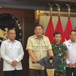 Menteri Pertahanan selaku Menko Polkam ad interim, Sjafrie Sjamsoeddin (tengah).