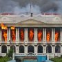 Api berkobar di Singha Durbar, gedung pemerintahan utama di Kathmandu, Nepal, saat kerusuhan demo Nepal terjadi pada Selasa (9/9/2025). Usai demo mematikan di Nepal, Balendra Shah didorong anak muda untuk mengisi posisi perdana menteri, menggantikan Khadga Prasad Sharma Oli.