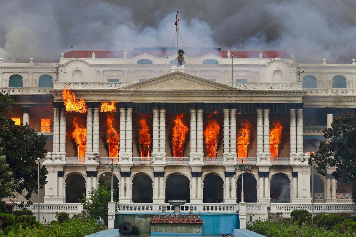 Api berkobar di Singha Durbar, gedung pemerintahan utama di Kathmandu, Nepal, saat kerusuhan demo Nepal terjadi pada Selasa (9/9/2025). Usai demo mematikan di Nepal, Balendra Shah didorong anak muda untuk mengisi posisi perdana menteri, menggantikan Khadga Prasad Sharma Oli.