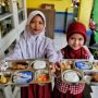 Siswa menerima paket makanan bergizi gratis (MBG) di sekolah.