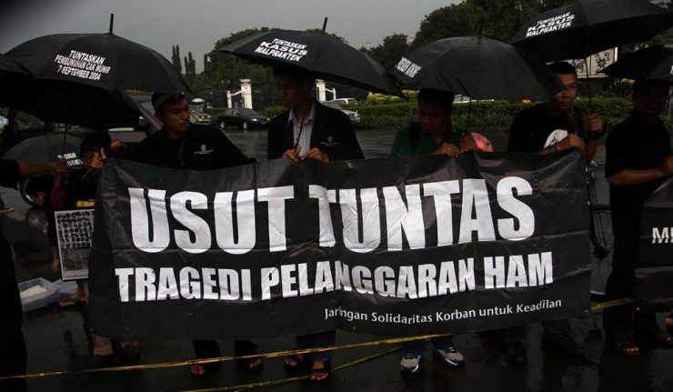 Warga yang menuntut oemerintah mengusut tuntas pelanggaran HAM