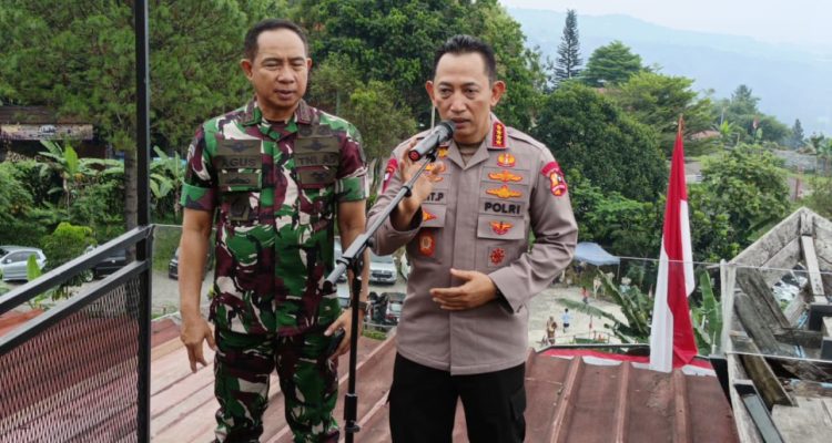 Kapolri Jenderal Pol. Listyo Sigit Prabowo bersama Panglima TNI Jenderal Agus Subiyanto.