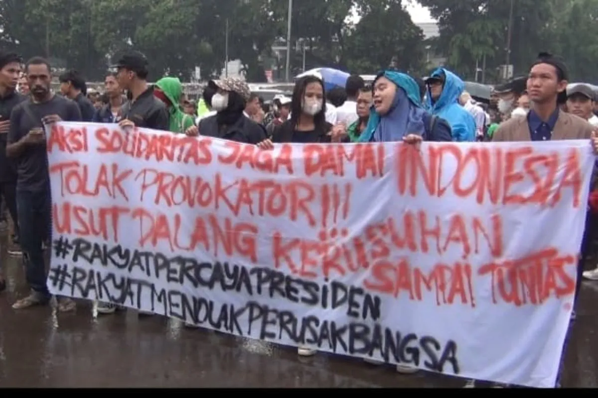 Ilustrasi - Sejumlah massa aksi saat menggelar unjuk rasa di DPR meminta pengusutan tuntas dalang kerusuhan. ANTARA