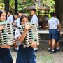 siswa membawa paket makanan bergizi gratis