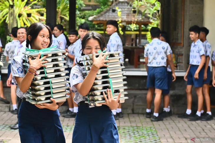 siswa membawa paket makanan bergizi gratis