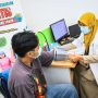 Petugas kesehatan memeriksa tekanan darah pasien saat cek kesehatan gratis (CKG) di Puskesmas Pasar Minggu, Jakarta, Senin (10/2/2025).