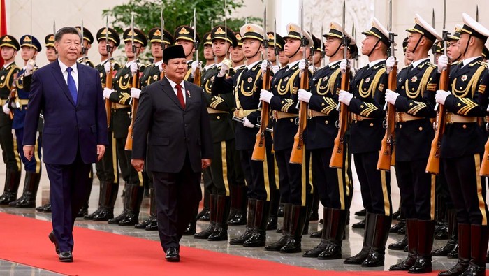 Prabowo disambut upacara kenegaraan saat diterima Presiden Xi Jinping. (Foto: Biro Pers Sekretariat Presiden)