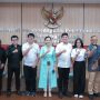 Wakil Menteri Pemberdayaan Perempuan dan Perlindungan Anak (PPPA) Veronica Tan (tengah) dan Yayasan Wijaya Peduli Bangsa (YWPB) mendukung program MBG.