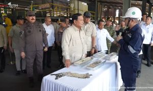 Presiden Prabowo Subianto meninjau proses penyerahan aset negara hasil sitaan tambang timah ilegal di Provinsi Bangka Belitung, pada Senin, 6 Oktober 2025.