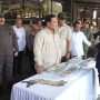Presiden Prabowo Subianto meninjau proses penyerahan aset negara hasil sitaan tambang timah ilegal di Provinsi Bangka Belitung, pada Senin, 6 Oktober 2025.