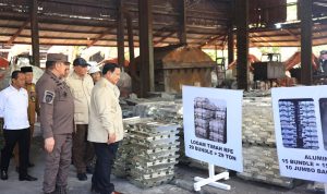 Presiden Prabowo Subianto meninjau proses penyerahan aset negara hasil sitaan tambang timah ilegal di Provinsi Bangka Belitung, pada Senin, 6 Oktober 2025.