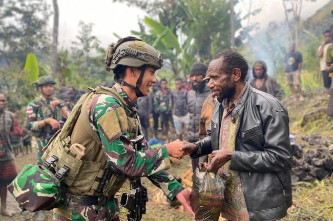 aparat dan masyarakat papua
